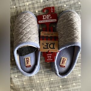 DF by Dearfoams Gray Quilted Slippers NWT